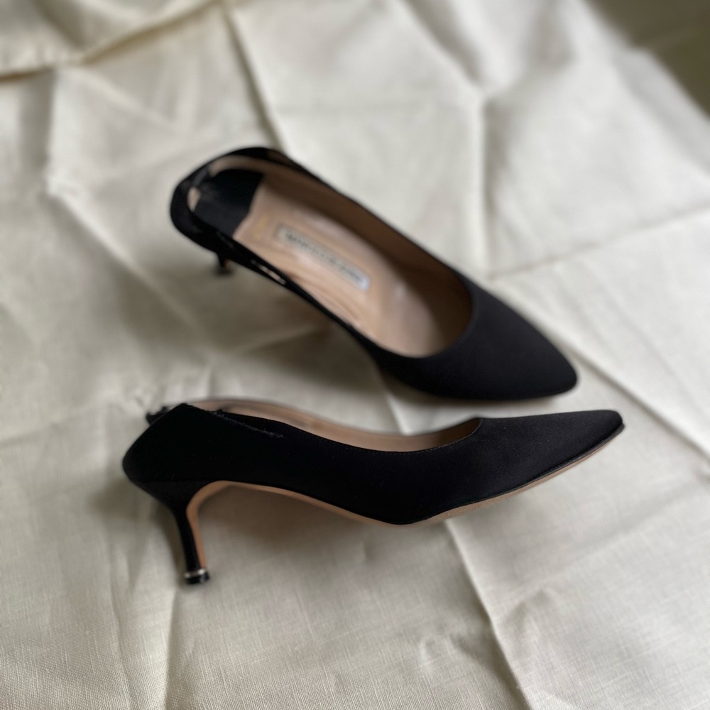 VETEMENTS
+ Manolo Blahnik satin slingback pumps 36